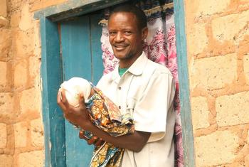 Mkazi wa wilaya ya Sengerema, mkoani Mwanza Kaskazini Magharibi mwa Tanzania, aliyevunja desturi ya wanaume na kuambatana na mkewe kuhudhuria kliniki ya mtoto.