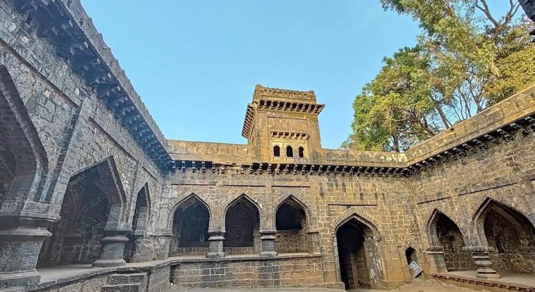 पन्हाला क़िला: बहमनी सल्तनत की स्थापत्य शैली से सजे तीन दरवाज़ा प्रांगण का दृश्य.