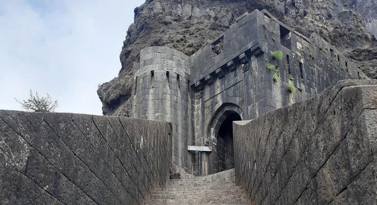 लोहागढ़: मुख्य प्रवेश द्वार तक ले जाने वाली खड़ी सीढ़ियाँ, मराठा सैन्य वास्तुकला की एक विशिष्ट विशेषता है. इनका निर्माण इस तरह किया गया था कि दुश्मनों के लिए क़िले तक पहुँचना कठिन हो जाए और वे थककर कमज़ोर पड़ जाएँ.