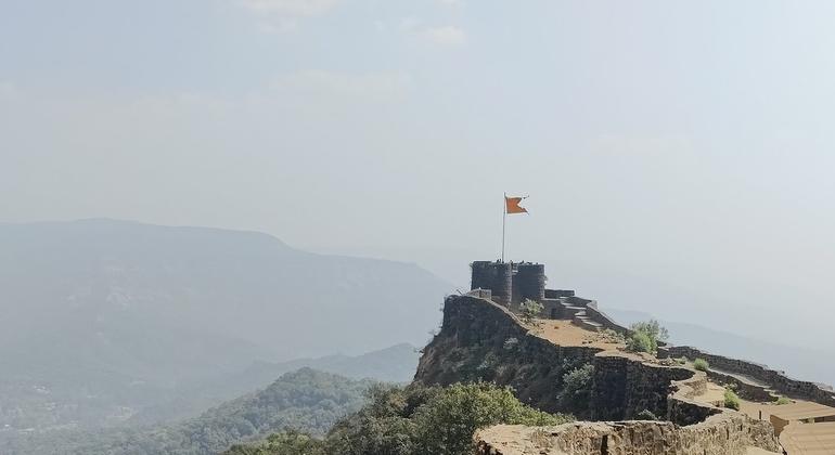 प्रतापगढ़: पहाड़ी के साथ चिलखाटी बुर्ज का दृश्य.