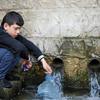 Un garçon de 11 ans recueille de l'eau d'un puits à Wadi El Jamous, au Liban.