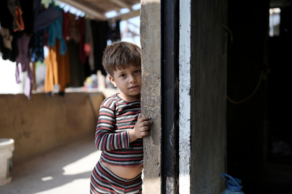 طفل سوري لاجئ تعيش عائلته في مدينة صور اللبنانية.