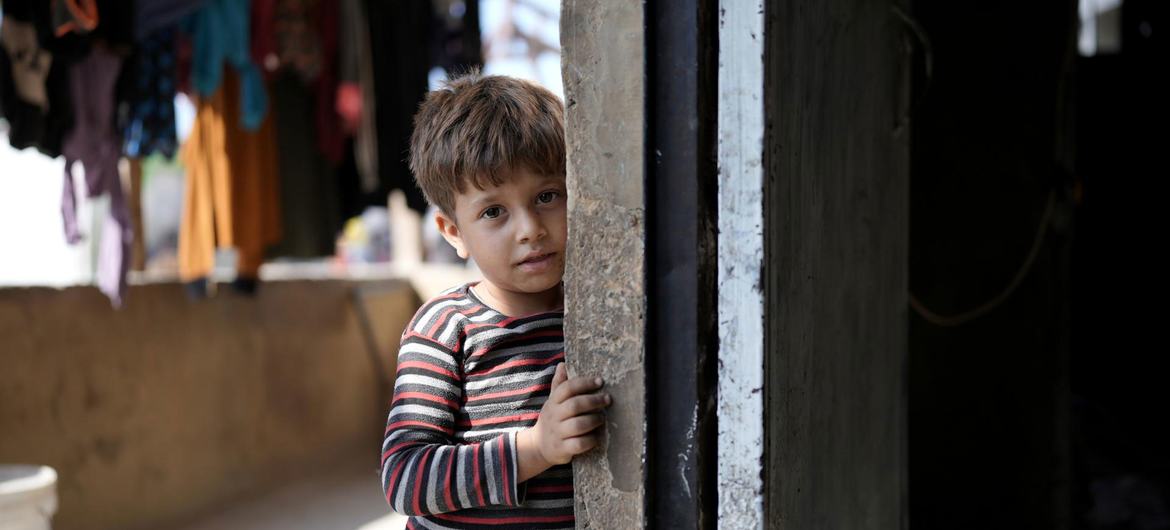 طفل سوري لاجئ تعيش عائلته في مدينة صور اللبنانية منذ ثماني سنوات.