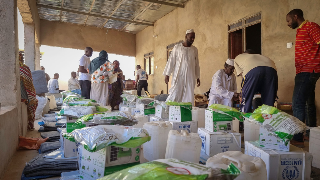 Des articles de secours sont distribués aux personnes déplacées à Wadi Halfa, dans le nord du Soudan.