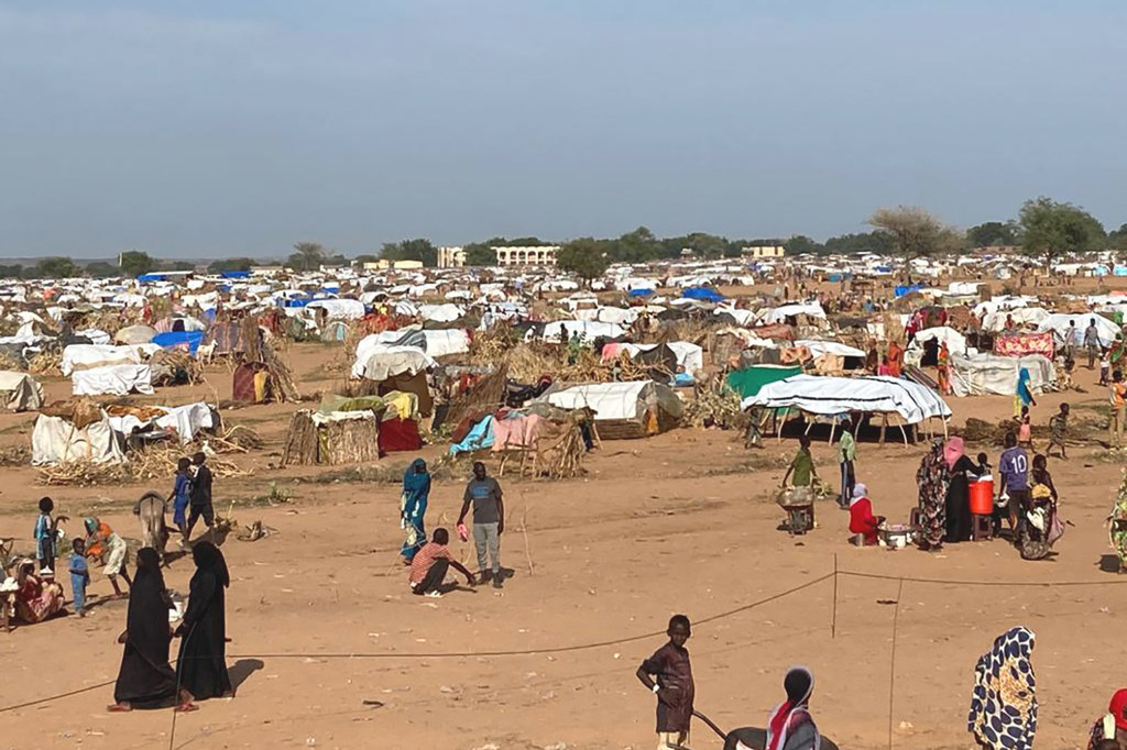 Des réfugiés du Soudan arrivent dans un camp temporaire au Tchad.