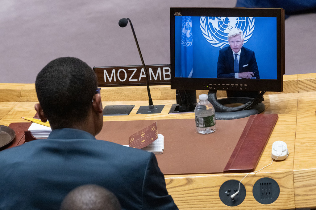 Lors d'une réunion du Conseil de sécurité de ONU , un délégué du Mozambique suit les images diffusées sur un écran. On y voit Hans Grundberg, l'envoyé spécial du Secrétaire général pour le Yémen, faire le point sur la situation au Moyen-Orient.