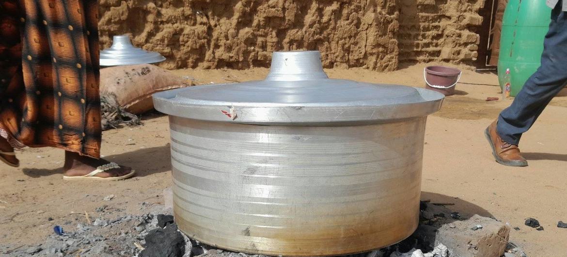 Community kitchens are a lifeline for hungry people in the Abu-Shouk camp for displaced people in Darfur.