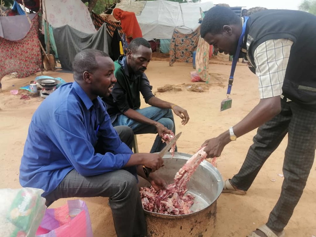 Los voluntarios de la sala de respuesta a emergencias del campamento de Zamzam preparan una comida para las familias desplazadas.