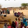 Les familles du camp de Zamzam se rassemblent pour recevoir un repas fourni par la salle d'intervention d'urgence du camp (archives)