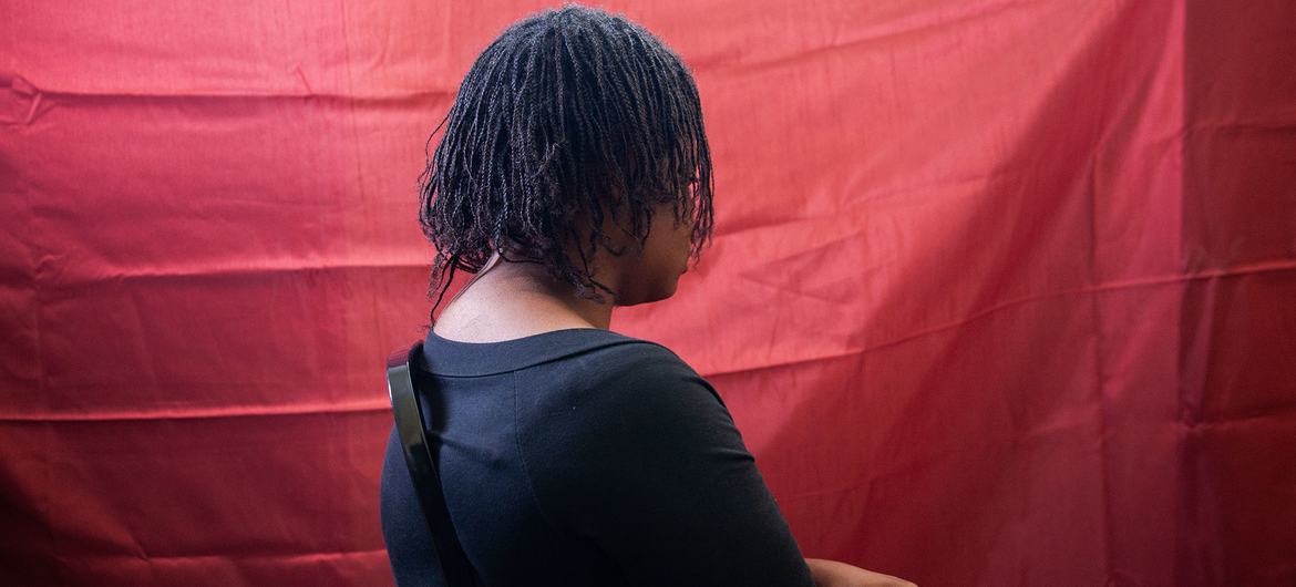 ناجية من عنف قائم على النوع الاجتماعي في بورت أو برانس اغتصبها أفراد عصابة أثناء جمعها الماء.