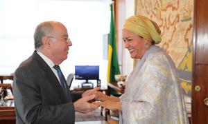 Ministro das Relações Exteriores do Brasil, Mauro Vieira, cumprimenta Amina J. Mohammed no Palácio do Itamaraty, em Brasília