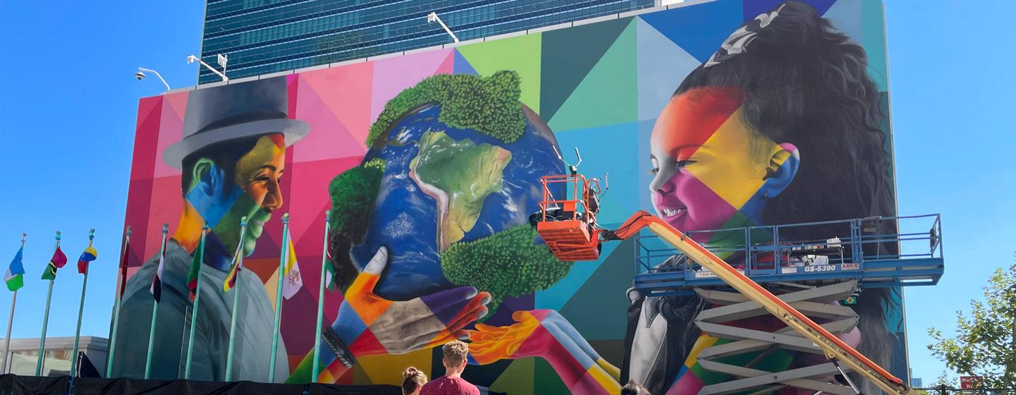 L'artiste brésilien Eduardo Kobra a créé une fresque au siège de l'ONU à New York, appelant à préserver l'environnement et à promouvoir un développement durable.