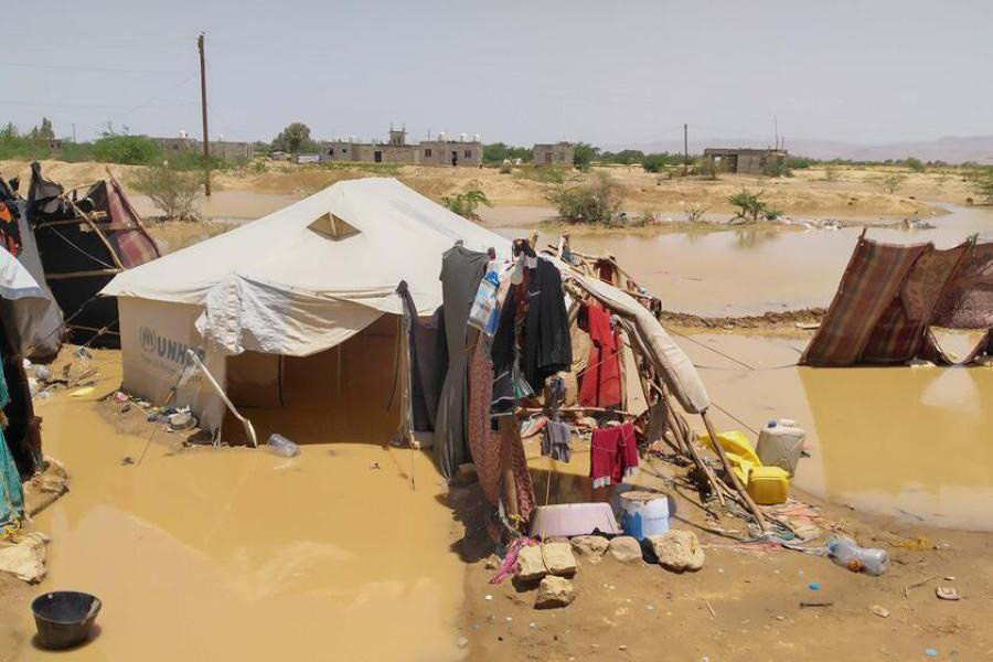نصب خيام في مخيم لمن فقدوا منازلهم بسبب الفيضانات في الجوف، اليمن.