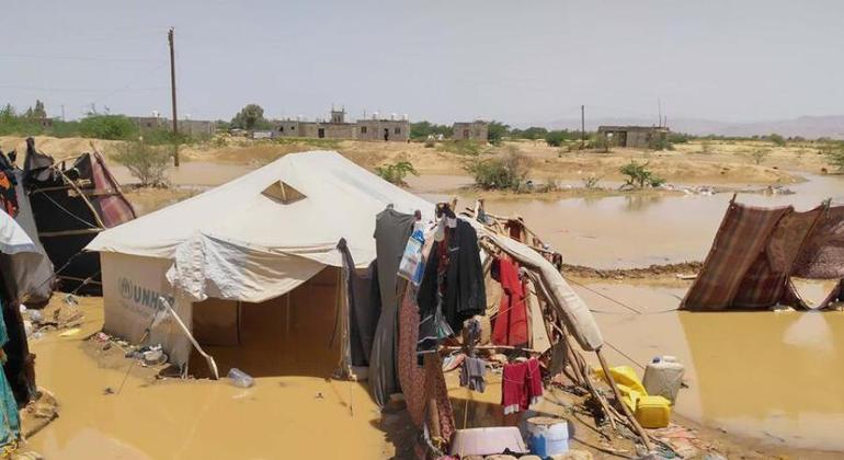 نصب خيام في مخيم لمن فقدوا منازلهم بسبب الفيضانات في الجوف، اليمن.