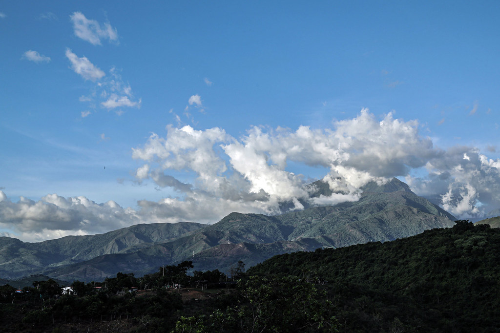 Cordillera en Colombia con nubes, relacionada con el descubrimiento del dinosaurio Perijasaurus-lapaz.