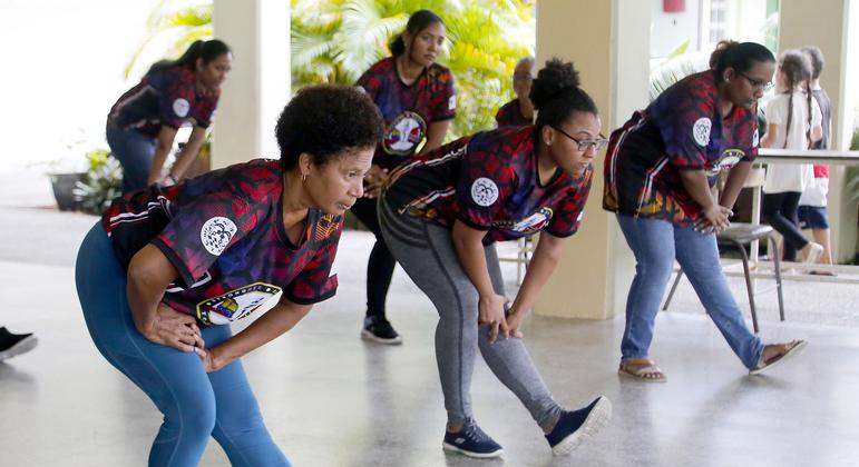 Trinidadian women and Venezuelan migrant women participate in a self-defence safety course supported by IOM. 