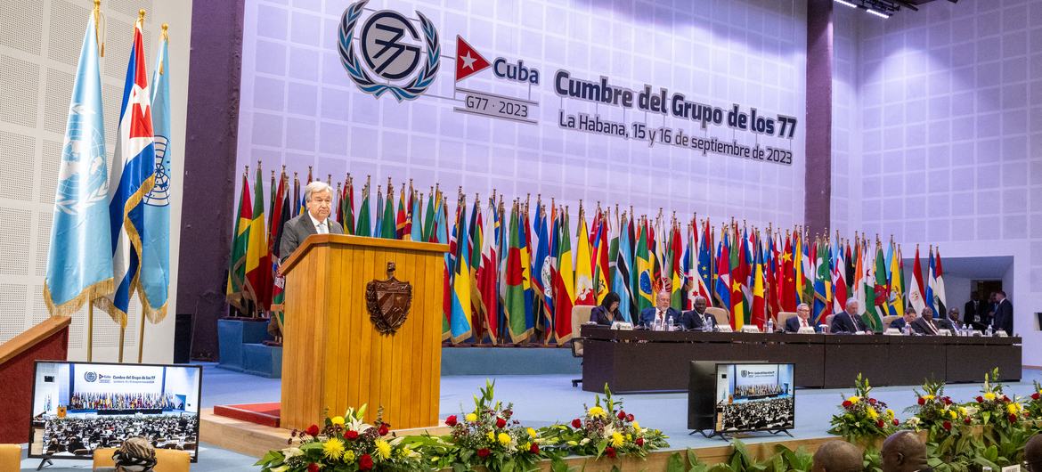 O secretário-geral da ONU, António Guterres, discursa em um pódio durante a Cúpula do G77 em Havana, Cuba.