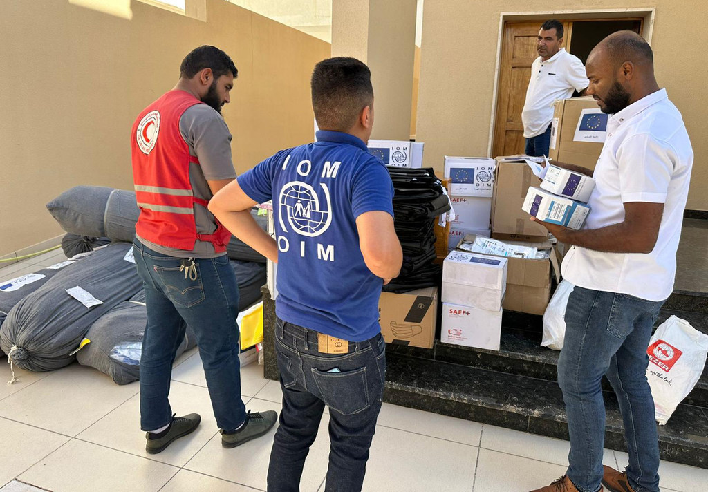 La OIM en Libia ha proporcionado artículos esenciales de socorro a la Media Luna Roja Libia tras las devastadoras inundaciones.  