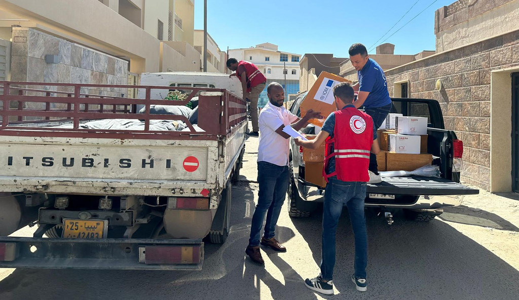 L'OIM livre des articles de secours au Croissant-Rouge libyen dans le cadre des efforts de secours.