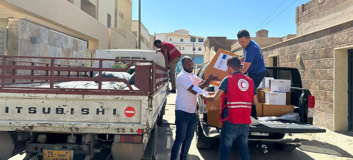 अन्तरराष्ट्रीय प्रवासन संगठन, लीबिया में बाढ़ प्रभावित तक राहत पहुँचाने के लिए, रैड क्रेसेन्ट को सामग्री प्रदान कर रहा है.