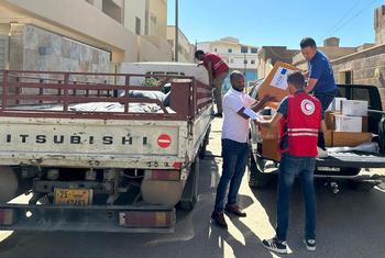 La OIM entrega artículos de socorro a la Media Luna Roja Libia como parte de los esfuerzos de socorro.