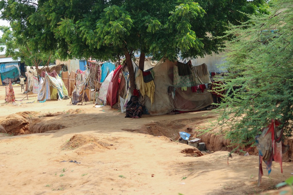 Watoto wameketi kando ya hema za muda huko El Fasher, Darfur Kaskazini, ambako mapigano makali yamewaacha maelfu wamenaswa.