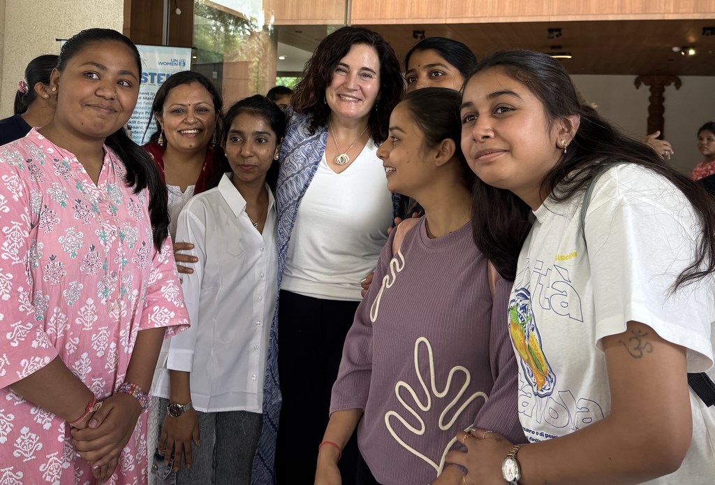 यूएन वीमेन एशिया-प्रशान्त की क्षेत्रीय निदेशक, क्रिस्टीन अरब, गुजरात यात्रा के दौरान WeSTEM छात्राओं से बातचीत करते हुए.