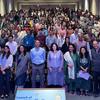 UN Women की एशिया-प्रशांत क्षेत्र की क्षेत्रीय निदेशक क्रिस्टीन अरब, भारत के एक सम्मेलन हॉल में बड़ी संख्या में उपस्थित दर्शकों के साथ एक समूह तस्वीर के लिए पोज दे रही हैं।