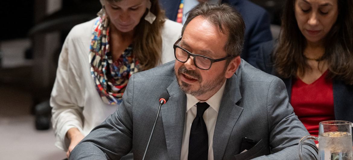 Carlos Ruiz Massieu, Special Representative of the Secretary-General and Head of the UN Verification Mission in Colombia, briefs the Security Council meeting on the mission.