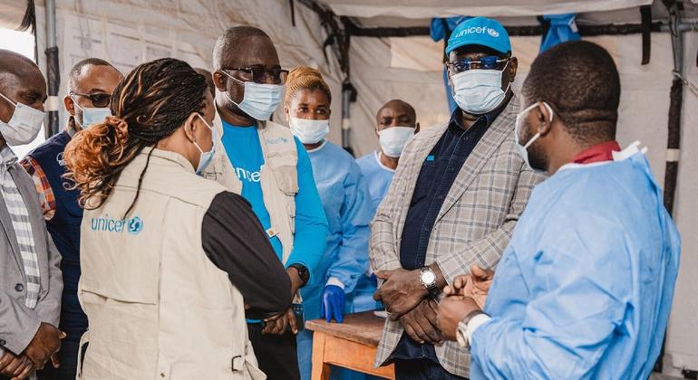 UNICEF na wawakilishi washirika watembelea kitengo cha kutengwa na matibabu cha mpox katika Hospitali ya Kavumu huko Kivu Kusini, DR Congo.
