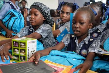 2024 年 10 月 2 日，UNICEF在海地莱奥甘国立混合学校启动了“重返校园”活动，身穿校服的学生们收到了学习用品和应急照明设备。