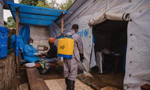 Wataalamu wa usafi waliofundishwa na UNICEF kupitia mshirika wake AIDES,  wakisafisha kituo cha kutenga wagonjwa wa mpox jimboni Kivu Kusini.