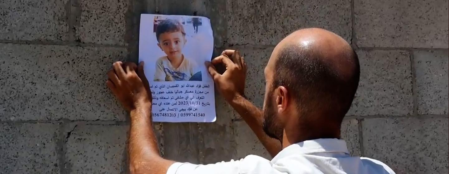 Abdullah Abu Al-Qumsan a perdu son fils Fuad pendant la guerre. Tous les matins, il se rend à Jabalia, dans la bande de Gaza, pour poster des affiches et tenter de le retrouver.