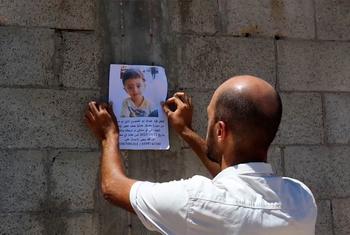 Abdullah Abu Al-Qumsan a perdu son fils Fuad pendant la guerre. Tous les matins, il se rend à Jabalia, dans la bande de Gaza, pour poster des affiches et tenter de le retrouver.