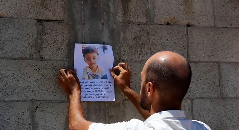 عبدالله أبو القمصان، الذي فقد طفله الصغير في الحرب، ينطلق كل صباح لإلصاق إعلانات البحث عن طفله فؤاد، الذي فقد بعد إصابته في قصف في مخيم جباليا للاجئين. 