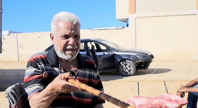 نزح صبحي مسعود مرات عديدة بعدما قتل جميع أولاده ودمرت ممتلكاته في مخيم جباليا، ولم يتبق له سوى عصاه التي يتكئ عليها.