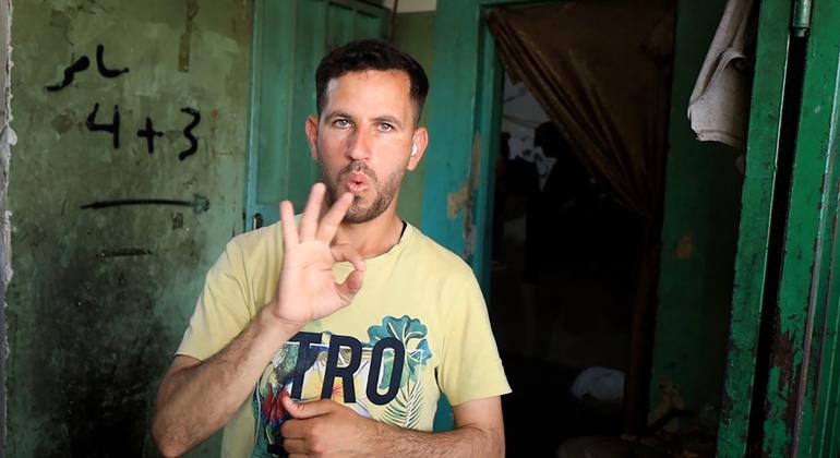 باسل الحبل نازح فلسطيني من ذوي الاحتياجات الخاصة ينقل عبر لغة الإشارة ما يحدث في غزة إلى العالم عبر فيديوهات يومية يشاركها عبر وسائل التواصل الاجتماعي. 