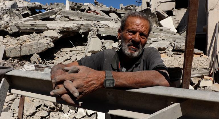 محمد الصالح عاد إلى منزله الذي دمرته الحرب في حي الشيخ رضوان في مدينة غزة.