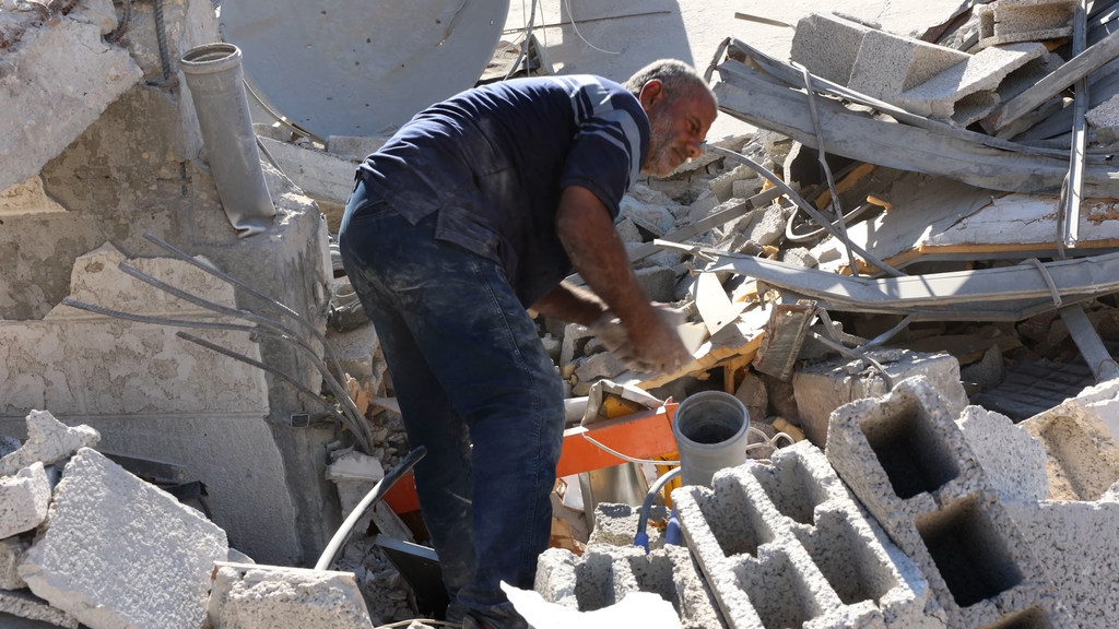 أيمن عوض الله، فلسطيني من مدينة غزة عاد إلى ما تبقى من منزله الذي دمرته الحرب، يبحث بين أنقاض بيته. أيمن عوض الله، فلسطيني من مدينة غزة عاد إلى ما تبقى من منزله الذي دمرته الحرب، يبحث بين أنقاض بيته.
