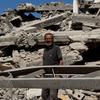 Mohammad Al-Saleh inspecciona su casa destruida en el barrio de Sheikh Radwan, en el norte de la Franja de Gaza.