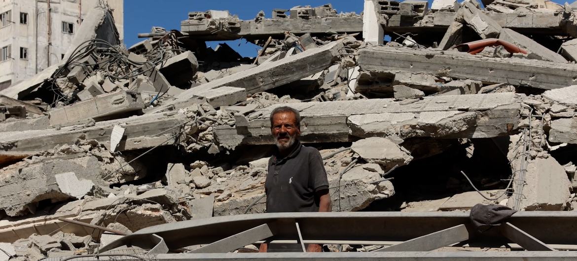 Mohammad Al-Saleh inspecciona su casa destruida en el barrio de Sheikh Radwan, en el norte de la Franja de Gaza.
