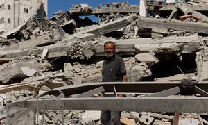 Mohammad Al-Saleh inspecciona su casa destruida en el barrio de Sheikh Radwan, en el norte de la Franja de Gaza.