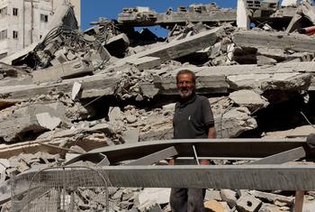 Mohammad Al-Saleh inspecciona su casa destruida en el barrio de Sheikh Radwan, en el norte de la Franja de Gaza. Mohammad Al-Saleh inspecciona su casa destruida en el barrio de Sheikh Radwan, en el norte de la Franja de Gaza.