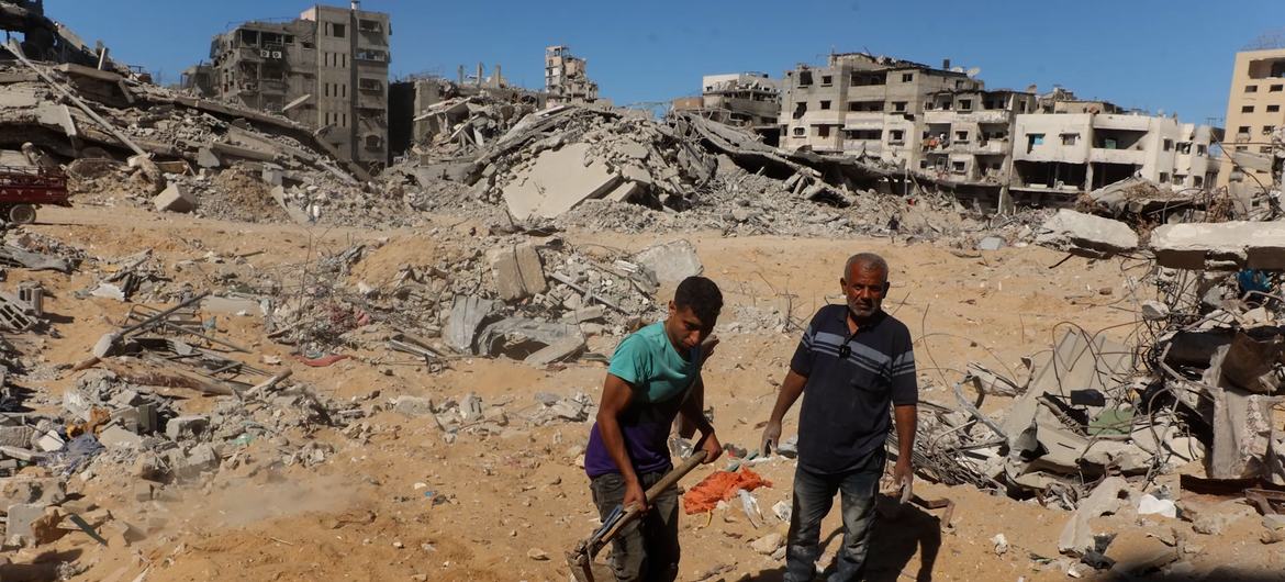 A família de Ayman Awadallah realiza trabalhos de reparo perto de sua casa destruída no bairro de Sheikh Radwan, no norte da Cidade de Gaza.