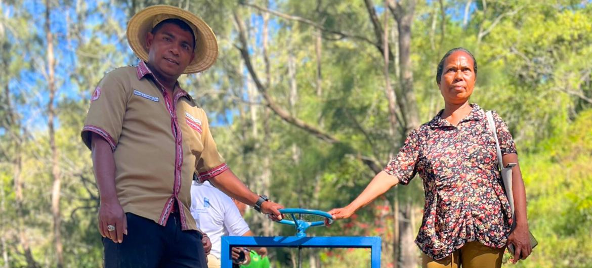 Chefe do Suco Fatulia, Angelino Moises Pereira e chefe da aldeia Bahadatu, Edviges da Costa Gusmao abrem a passagem de água que garante a produção de alimentos
