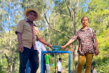 Chefe do Suco Fatulia, Angelino Moises Pereira e chefe da aldeia Bahadatu, Edviges da Costa Gusmao abrem a passagem de água que garante a produção de alimentos