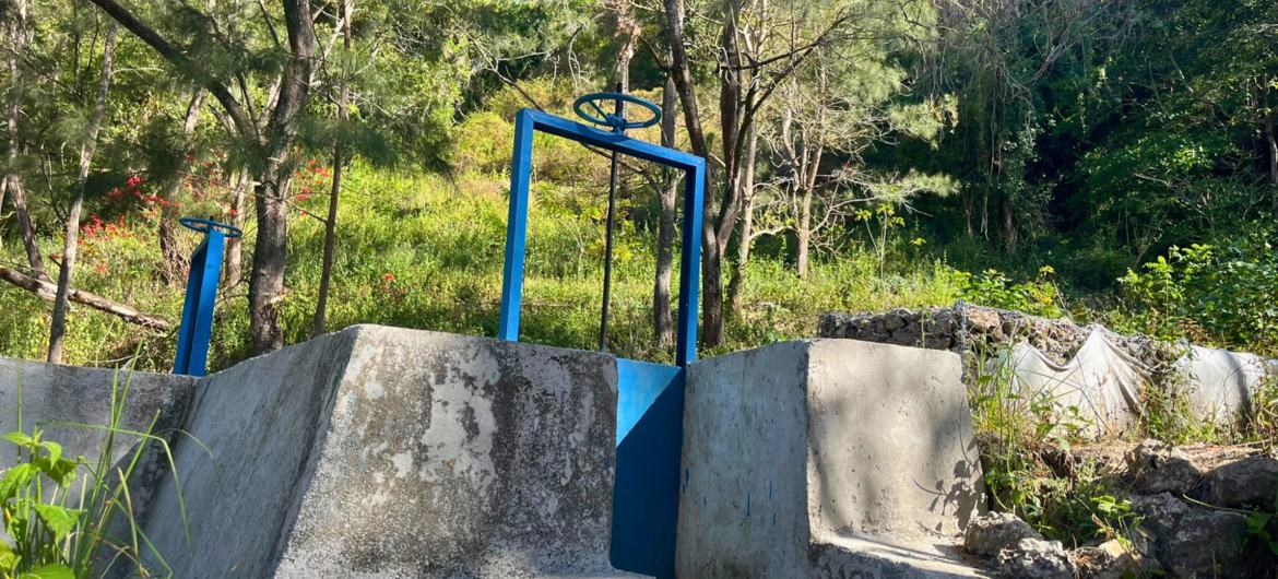 Estrutura de captação de água e comporta de irrigação construída pelo PNUD