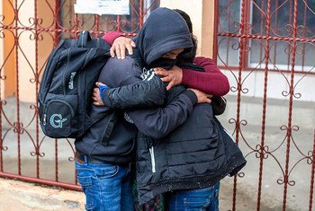 Mvulana anaungana tena na familia yake huko Guatemala baada ya kufukuzwa kutoka Marekani.