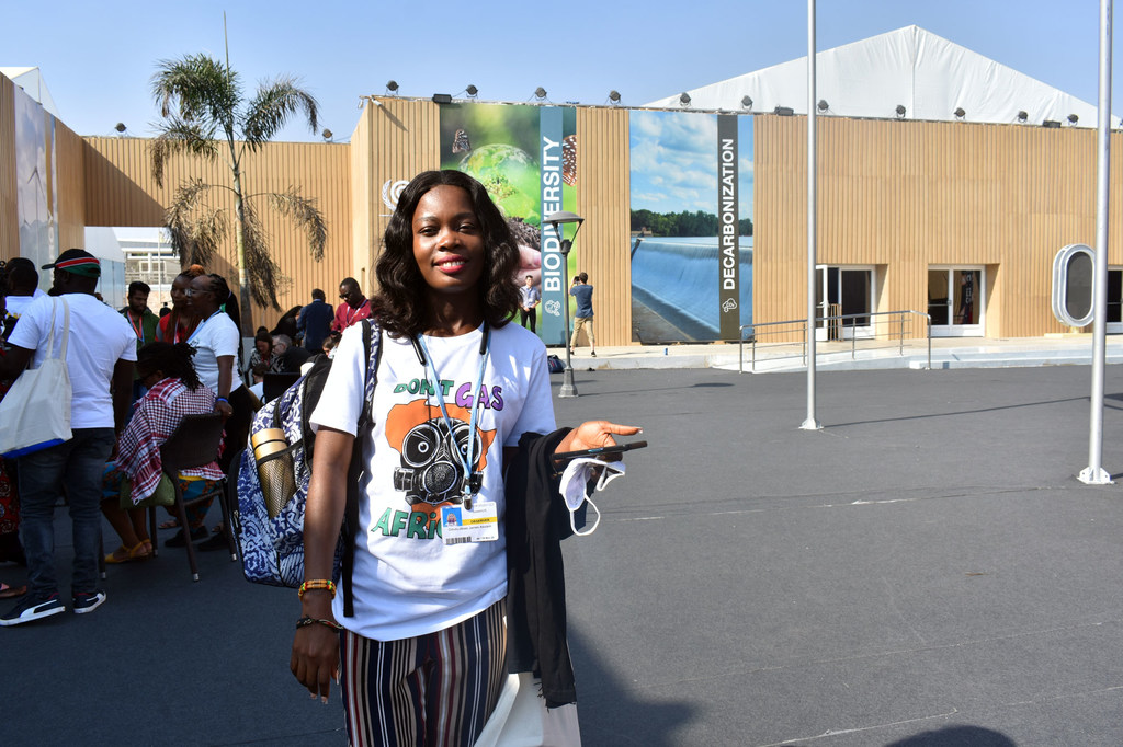 来自尼日利亚的青年活动家阿苏克参加了在埃及沙姆沙伊赫举行的气候大会。