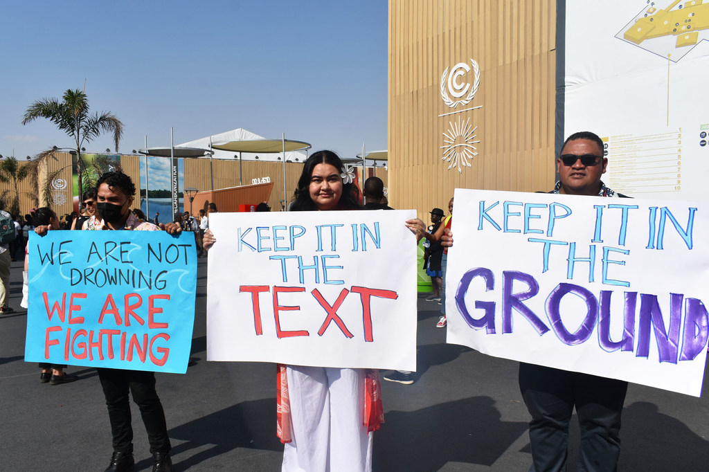 نشطاء من جزر المحيط الهادئ يحتجون في COP27 ويحثون القادة على الاستمرار في التخلص التدريجي من الوقود الأحفوري في نص النتيجة.